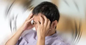 síntomas de vértigo por estrés y hombre cogiendo su cabeza