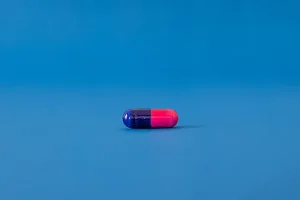 adaptógenos píldora sobre fondo azul