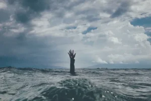 Qué es el estrés y mano saliendo del mar